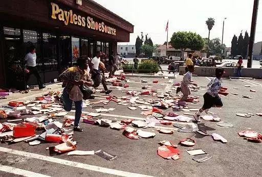 洛杉矶骚乱，商店遭抢劫，苹果阿迪等品牌成受害者