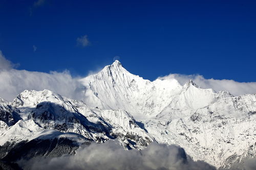 雪山之巅的奇迹，摄影师意外捕捉到限定版蓝宝石奇观