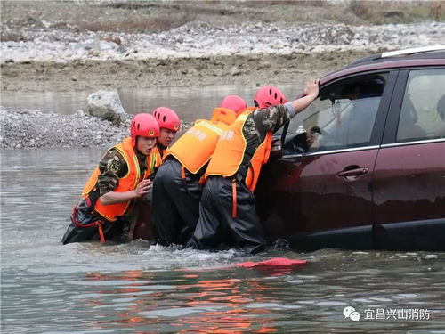 女子遭遇洪水，地库被困，游泳逃生